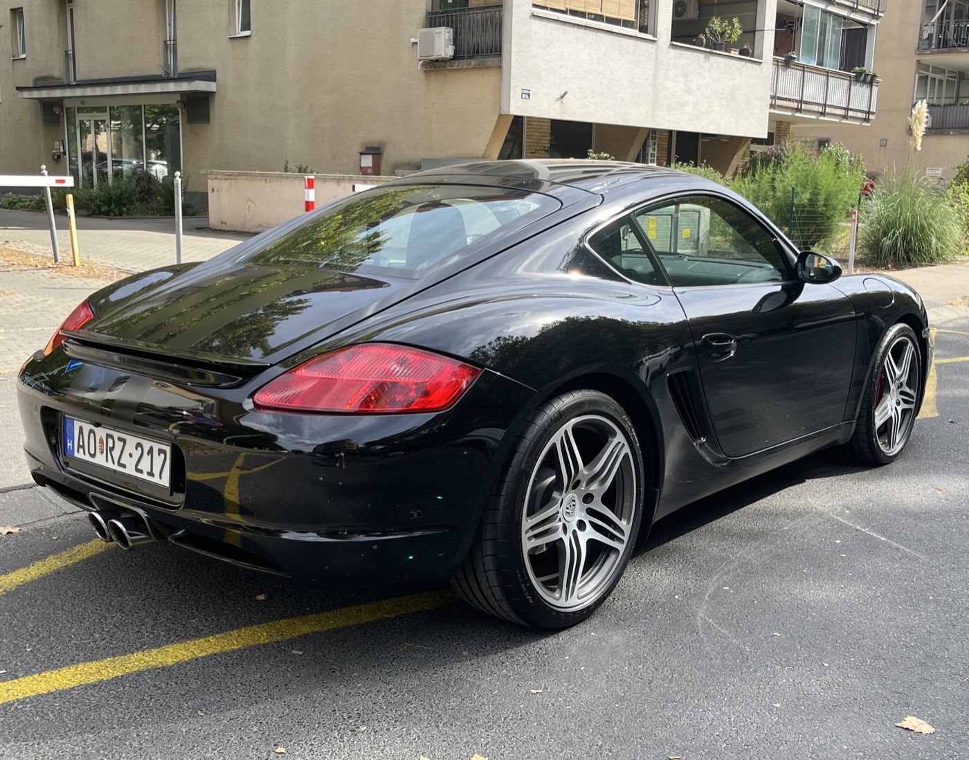 Hátulnézet — Középre rendezett dupla sport kipufogóvég (AO RZ-217)